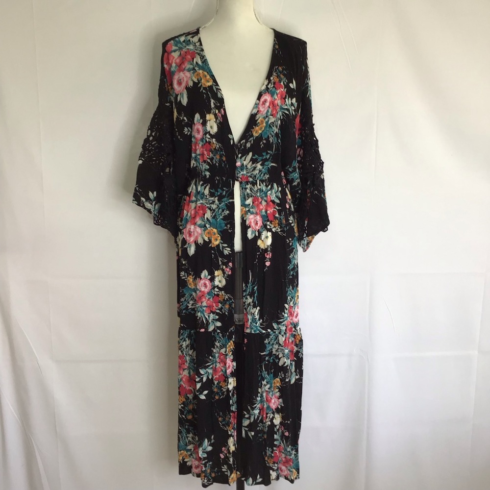 L.I.F.E. WOMEN BLACK FLORAL CROCHET 3 BUTTON CLOSURE LONG BOHO KIMONO SIZE M